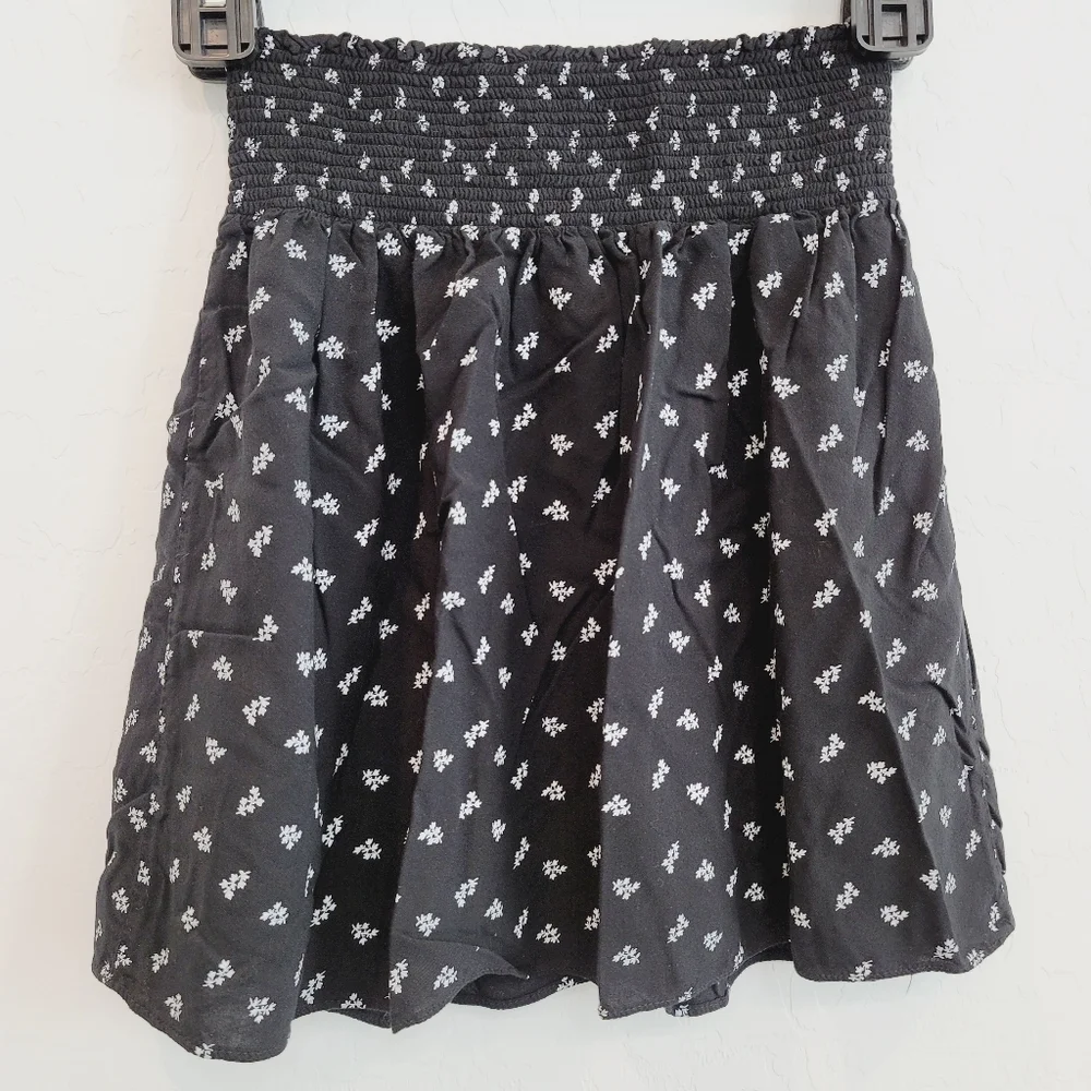 Mossimo Ebony Leaf Print Skater Skirt Size Small - Picture 2 of 10
